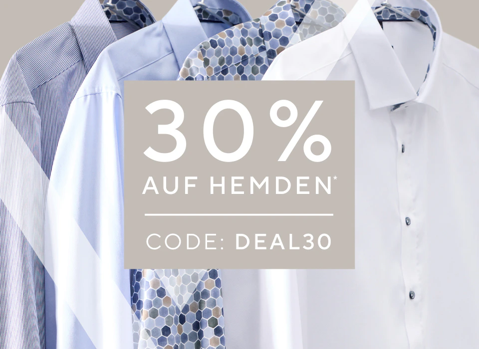 Vier Hemden, die nebeneinander hängen. Zu sehen sind ein gestreiftes, ein Print und zwei einfarbige Hemden 