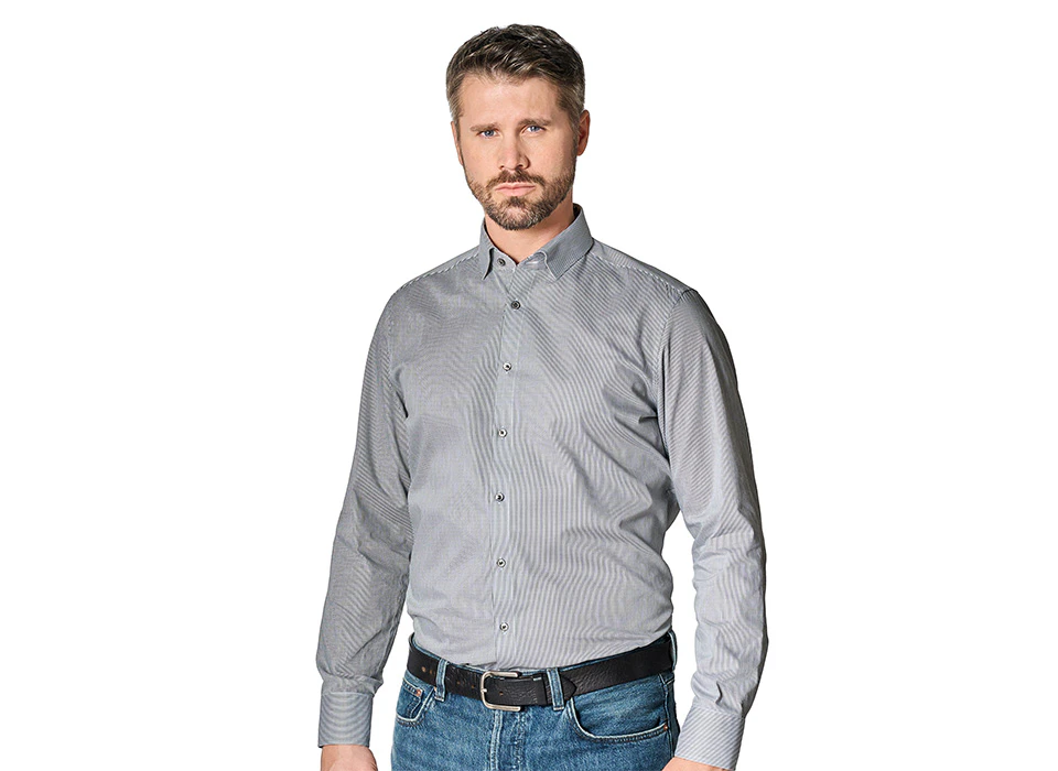 Thore Schölermann in einem grün weiß gestreiften Hemd