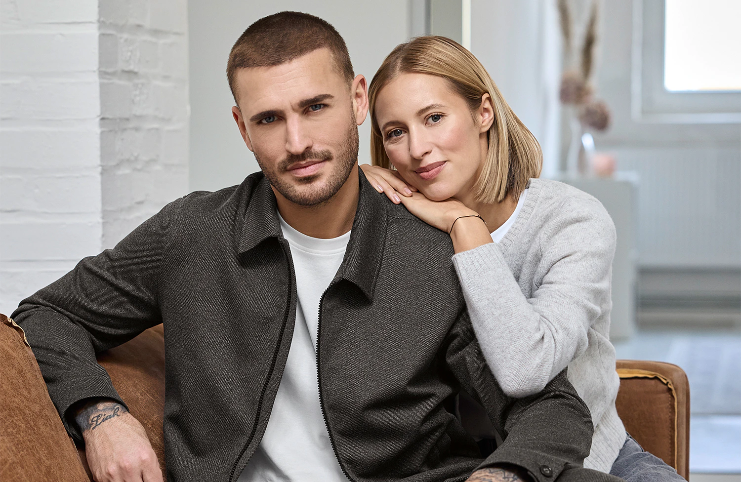 Ein Model trägt eine dunkelgraue Hemdjacke über weißem T-Shirt.