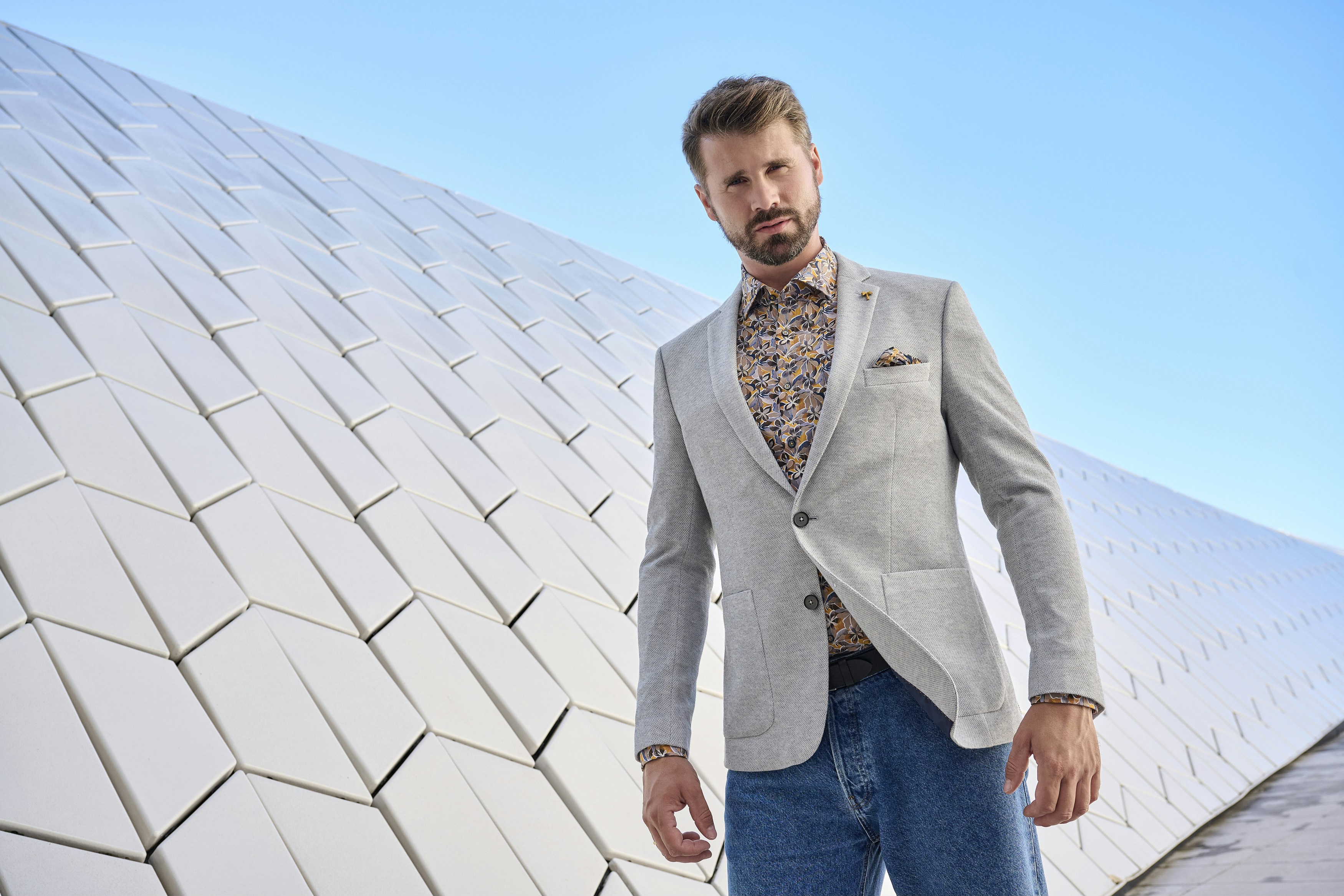 Thore Schölermann mit einem Printhemd und Sakko von Venti