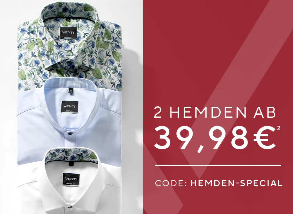 Drei Hemden liegend auf einem Tisch. Ein Hemd in weiß mit Print im Kragen, ein Hemd in blau und ein Hemd mit Print